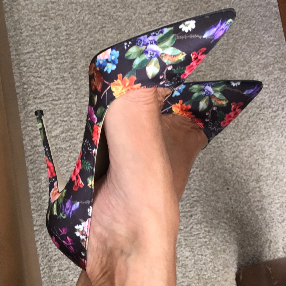 Nicole Miller Artelier Flor Satin Pumps